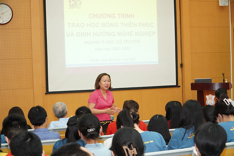 Dược thảo Thiên Phúc trao học bổng 